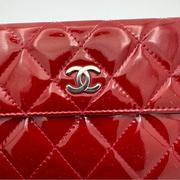 Chanel Red Quilted Wallet with Iconic CC Logo - Picture 3 of 13